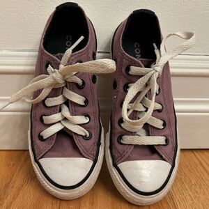 Kids Converse Size 10.5. Pre owned, good condition. Unisex.